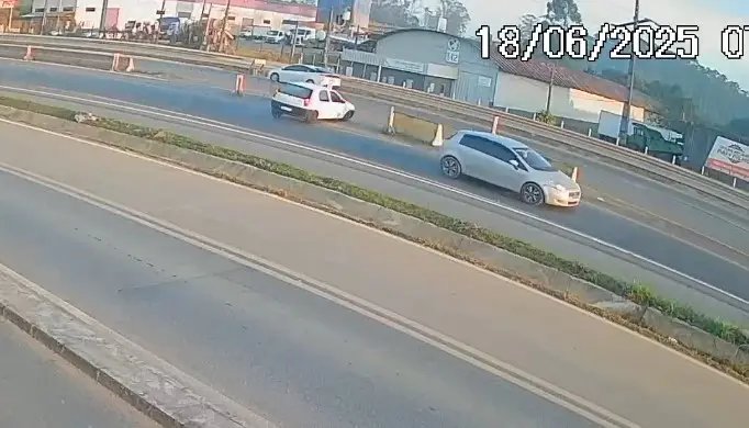 (VÍDEO) Colisão seguida de capotamento deixa jovem gravemente ferido