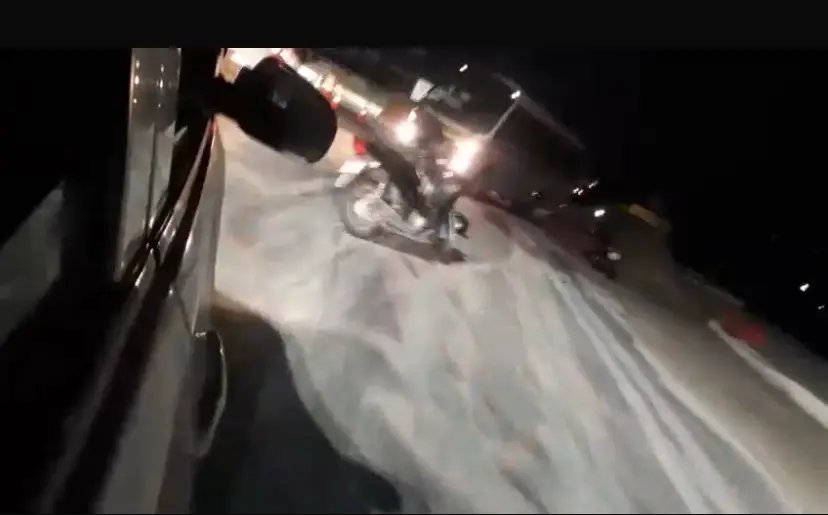 Motociclista de 19 anos fica ferida após colisão com BMW na Beira-rio 