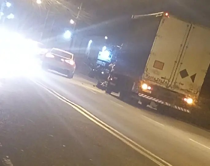Motociclista fica ferido após colisão com carro e caminhão no Santa Terezinha 