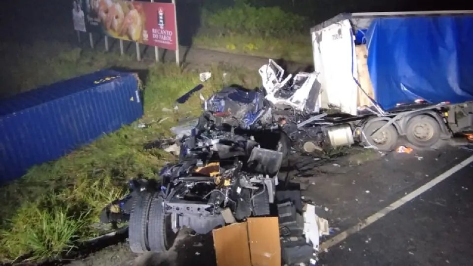 Colisão entre caminhões deixa um morto e outro motorista ferido em SC