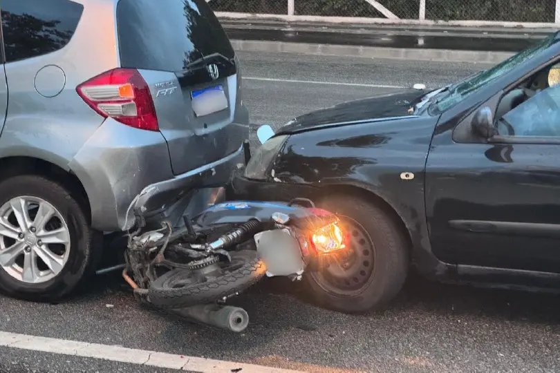 Moto é prensada em acidente com dois carros em SC