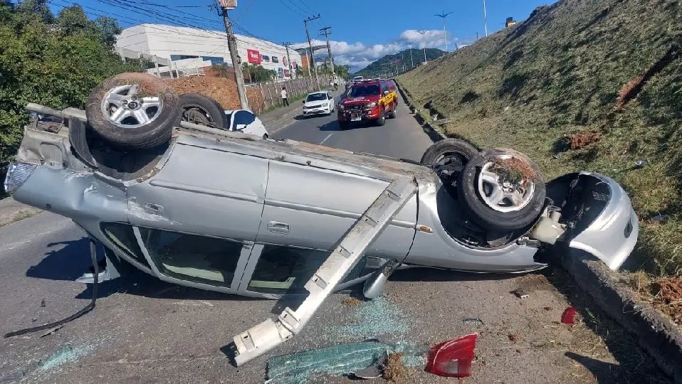 Colisão seguida de capotamento deixa homem ferido