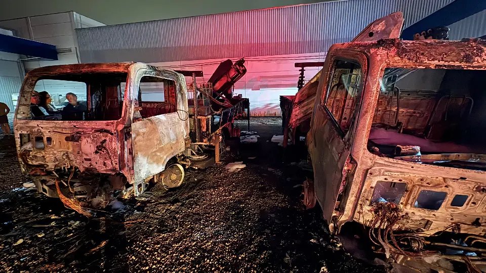 (VÍDEO) Caminhões pegam fogo no pátio da empresa