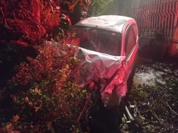 Motorista perde o controle e atinge muro de residência 