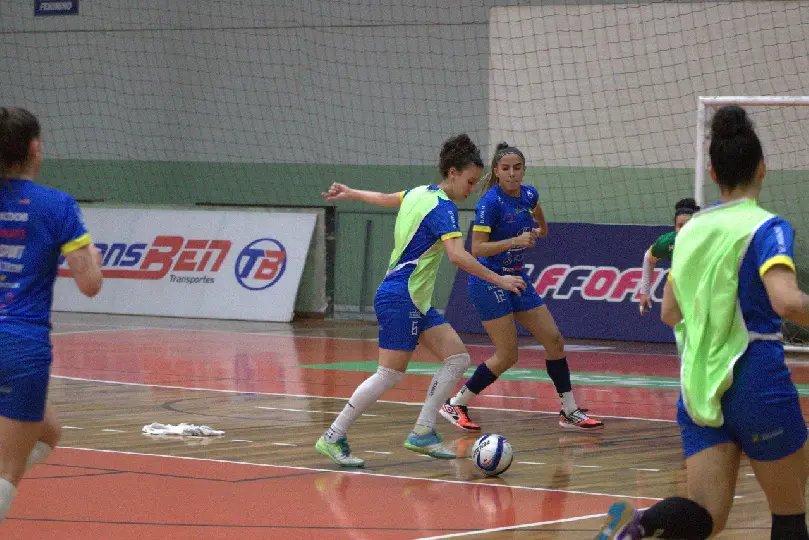 Barateiro recebe a Female pela Liga Feminina de Futsal