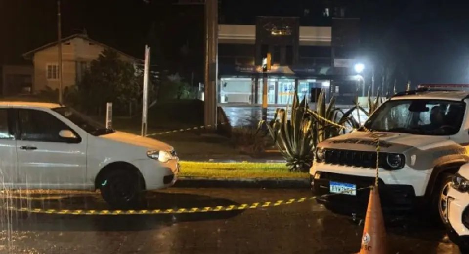 Homem é encontrado morto dentro de carro em posto de combustíveis