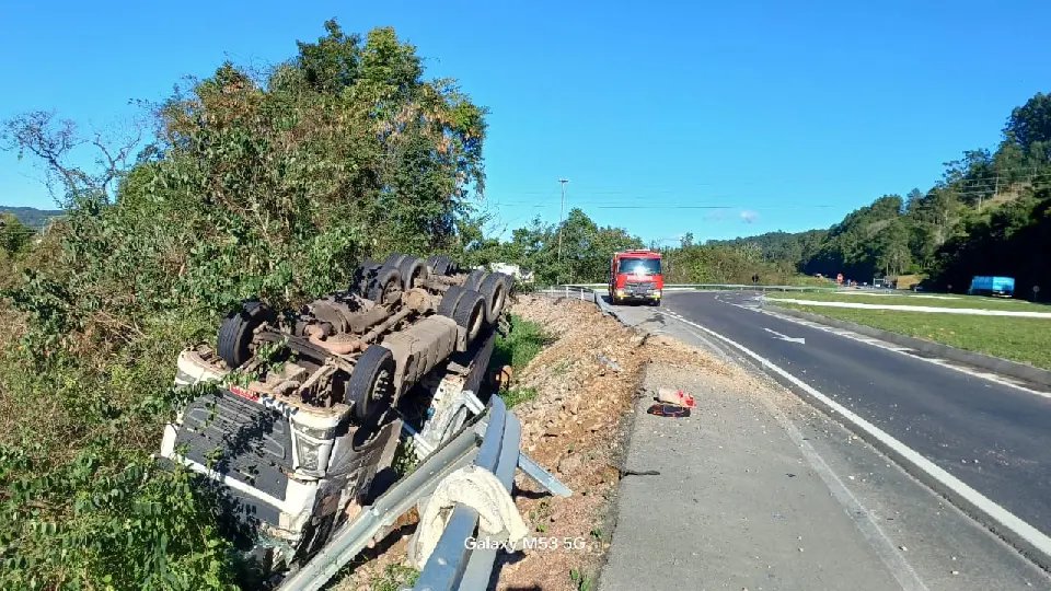 Motorista fica ferido após caminhão sair da pista na BR-470