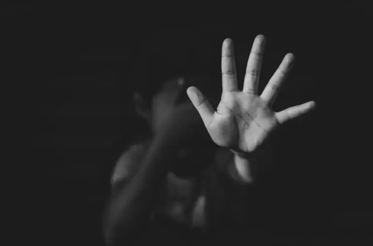 Mãe e padrasto são denunciados por estupro e violência contra menina durante quase 10 anos