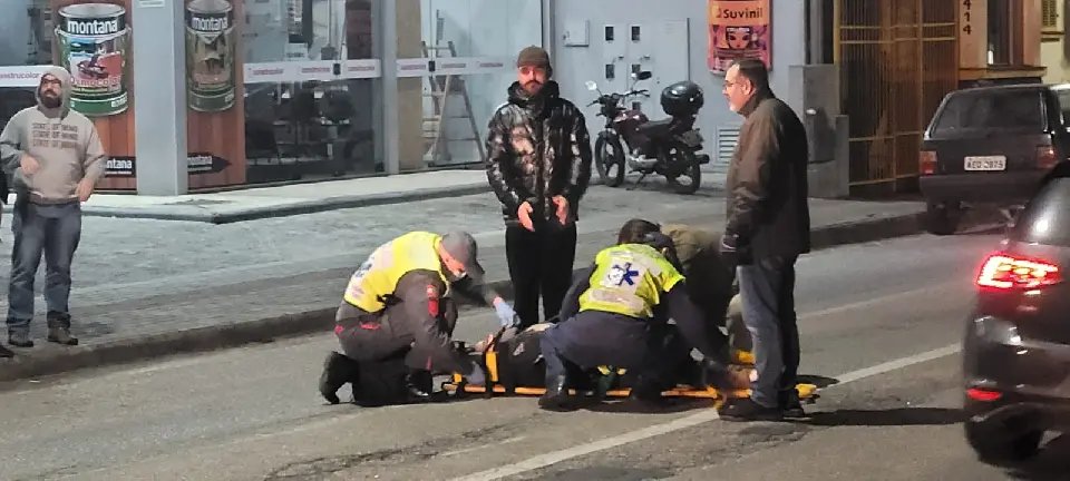 (VÍDEO) Mulher fica ferida após queda de moto no bairro São Luiz