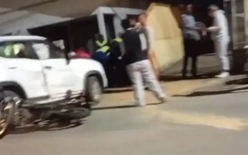 (VÍDEO) Jovem fica gravemente ferido após colisão entre moto e carro em Brusque