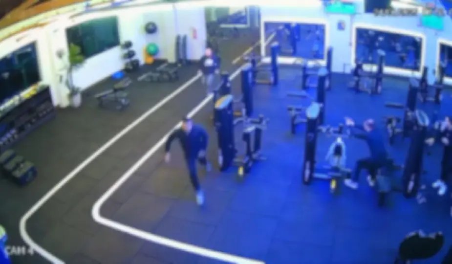 Homem invade academia, atira em instrutor e é baleado por policial em SC