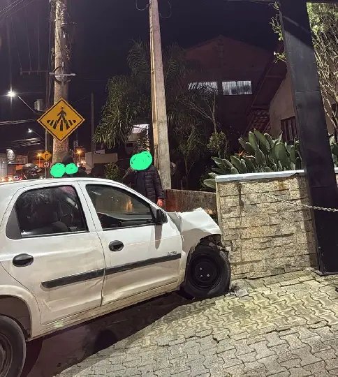 Motorista perde controle e colide contra muro de residência no Águas Claras