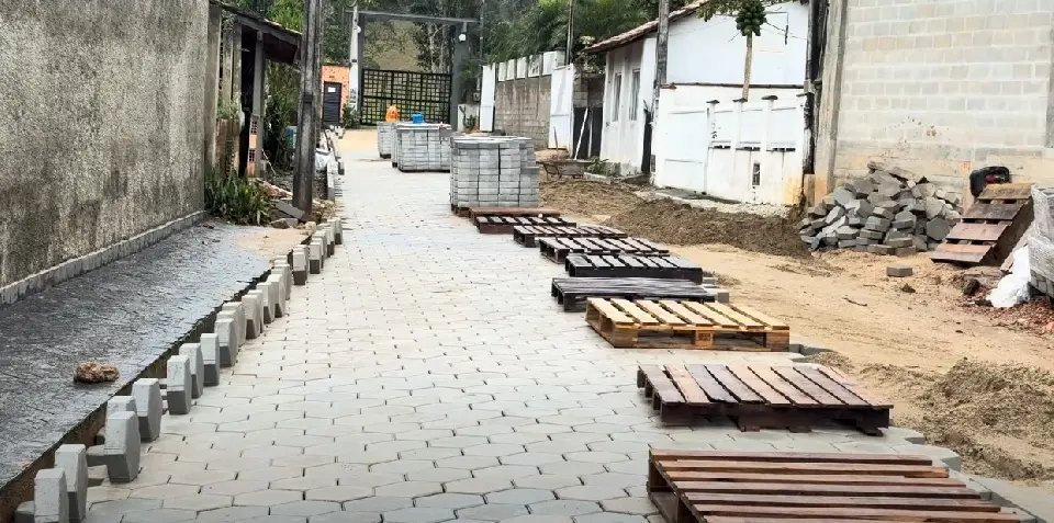 (VÍDEO) Obra de pavimentação gera transtornos na Rua Luiz Alfredo Guns