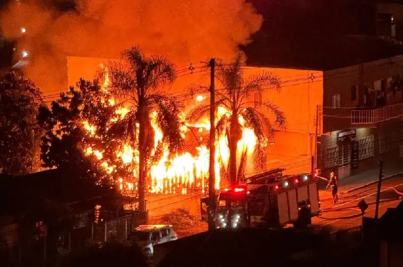 (VÍDEO) Casa pega fogo após moradores de rua acenderem fogueira
