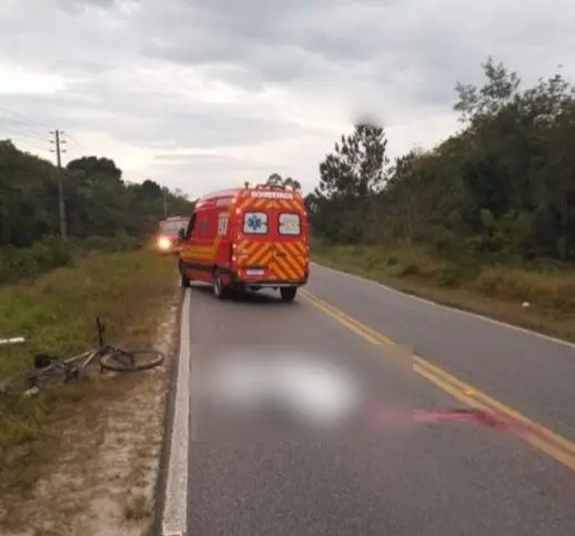 Ciclista de 21 anos morre atropelado por caminhão em SC