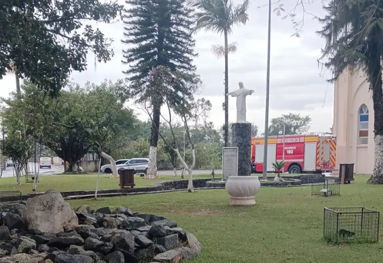 Homem é encontrado morto nos fundos de cemitério em Navegantes