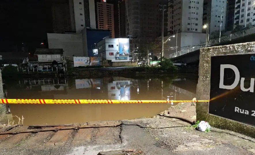 Carro cai no rio e motorista não é encontrado no local