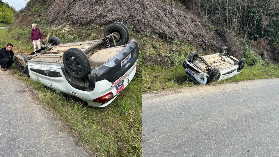Motorista bate em barranco e capota carro no Nova Brasília