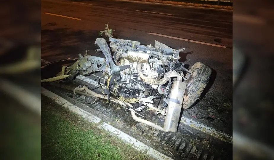 Motorista capota carro e motor ‘voa’ pra fora do veículo 