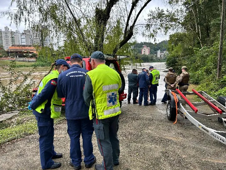 Homem desaparece no Rio Itajaí-Açu e mobiliza bombeiros 