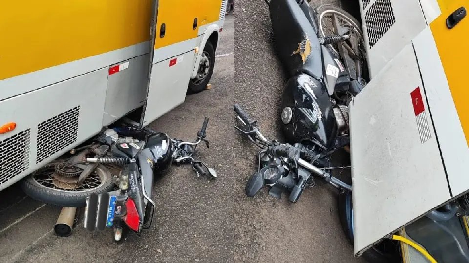 Motociclista fica gravemente ferido após colidir com ônibus