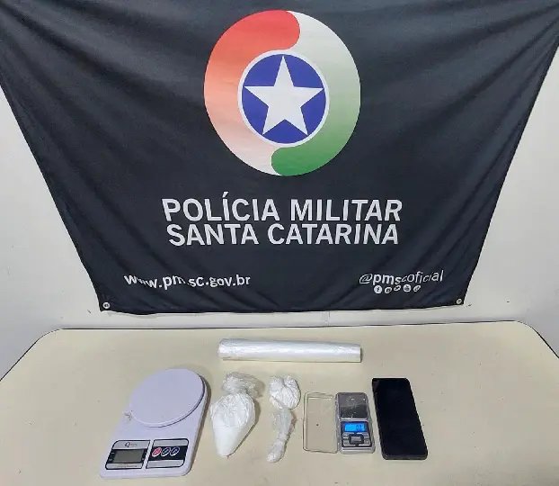Pai é preso por tráfico de drogas e abandono de filho de 10 anos em quitinete