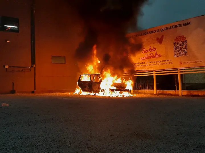 (VÍDEO) Carro é destruído por incêndio em estacionamento no Centro II