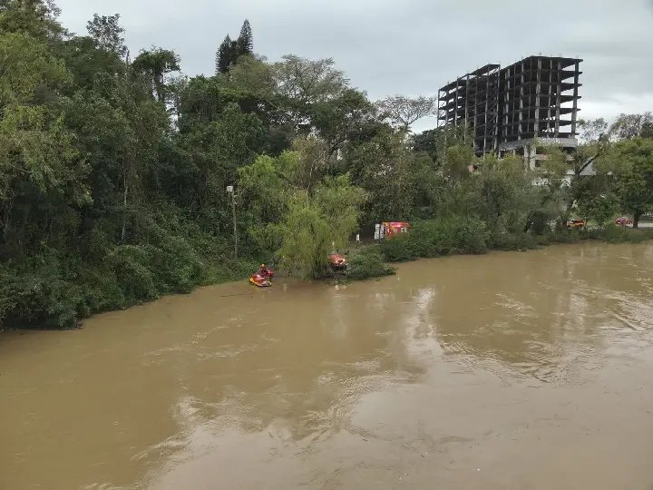 Bombeiros seguem buscas por pessoa desaparecida no rio