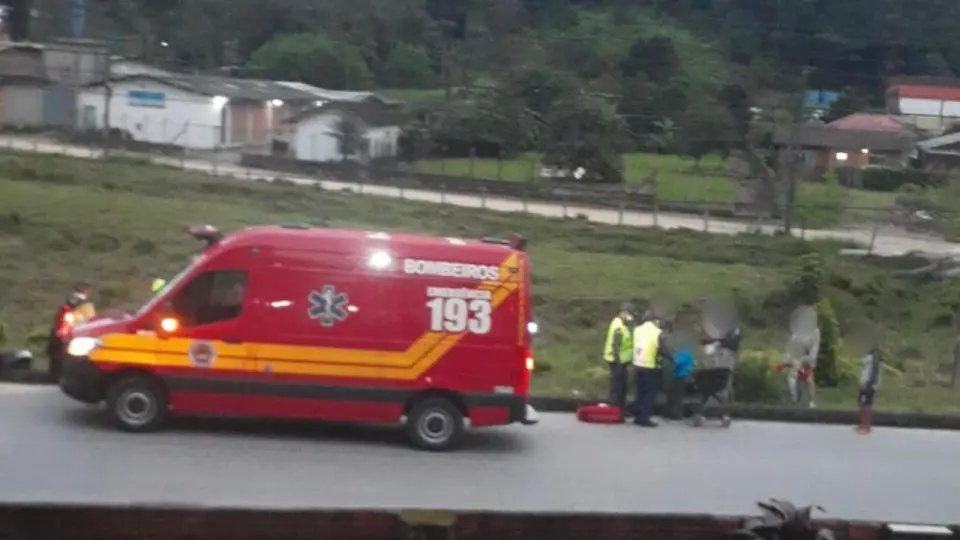Menino de 8 anos fica ferido após ser atropelado por motocicleta em Brusque