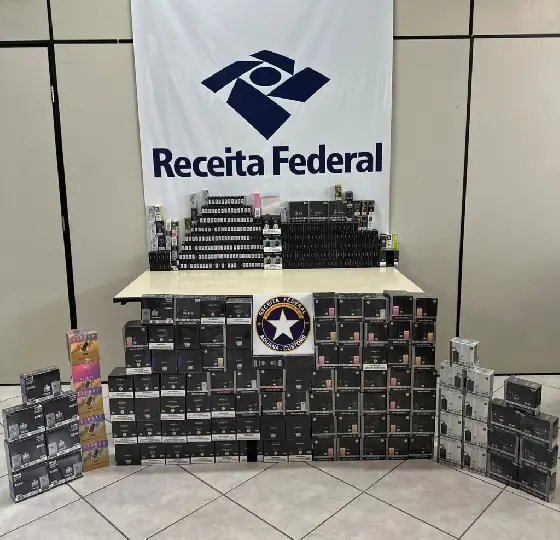 Receita Federal apreende quase 500 celulares e mais de mil vapes em SC