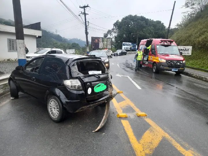 Colisão entre dois carros mobiliza bombeiros em Guabiruba