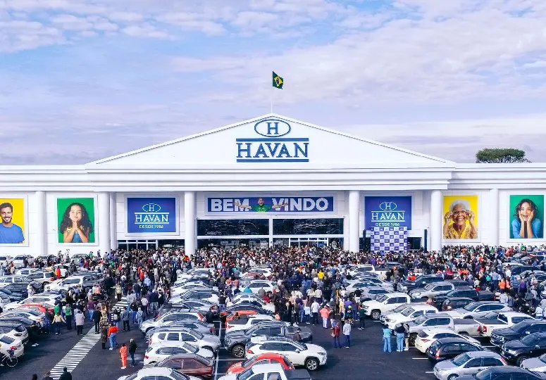 Havan inaugura megaloja de número 182 com presença de Luciano Hang e família