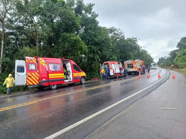 (VÍDEO) Motociclista tem perna amputada após grave acidente na Rod. Ivo Silveira, em Brusque