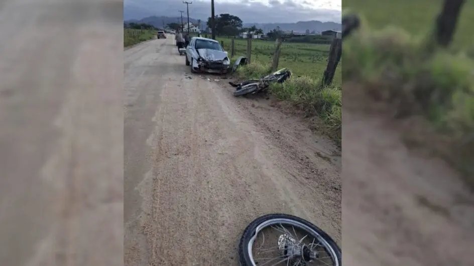 Motociclista fica ferido após colidir e ser arremessado por cima de carro 
