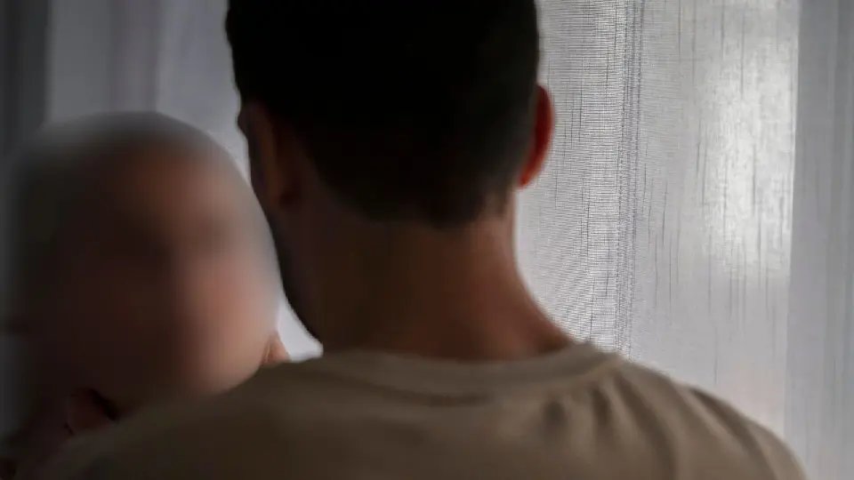 Homem enforca esposa na frente dos filhos em SC