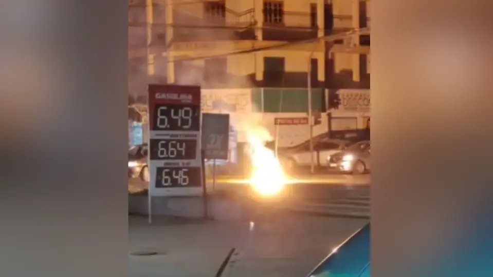 (VÍDEO) Fiação pega fogo e deixa o bairro Águas Claras e região no escuro