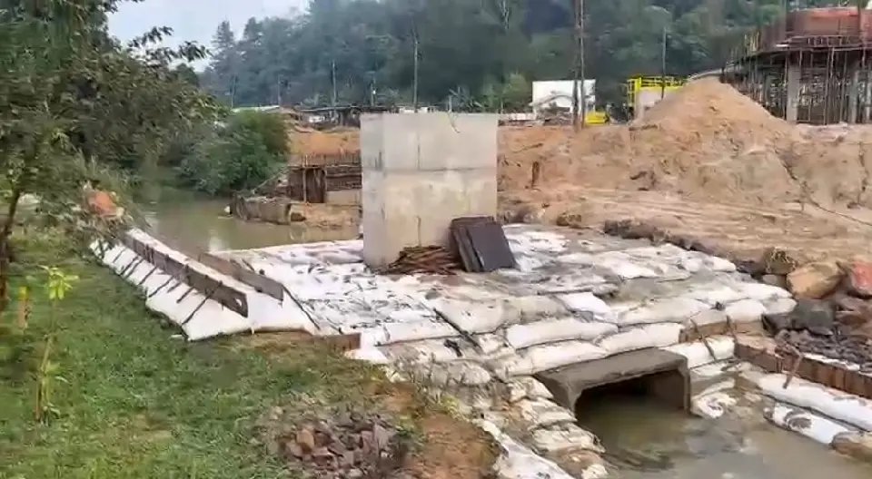 (VÍDEO) Obra de barragem preocupa moradores por risco de alagamentos