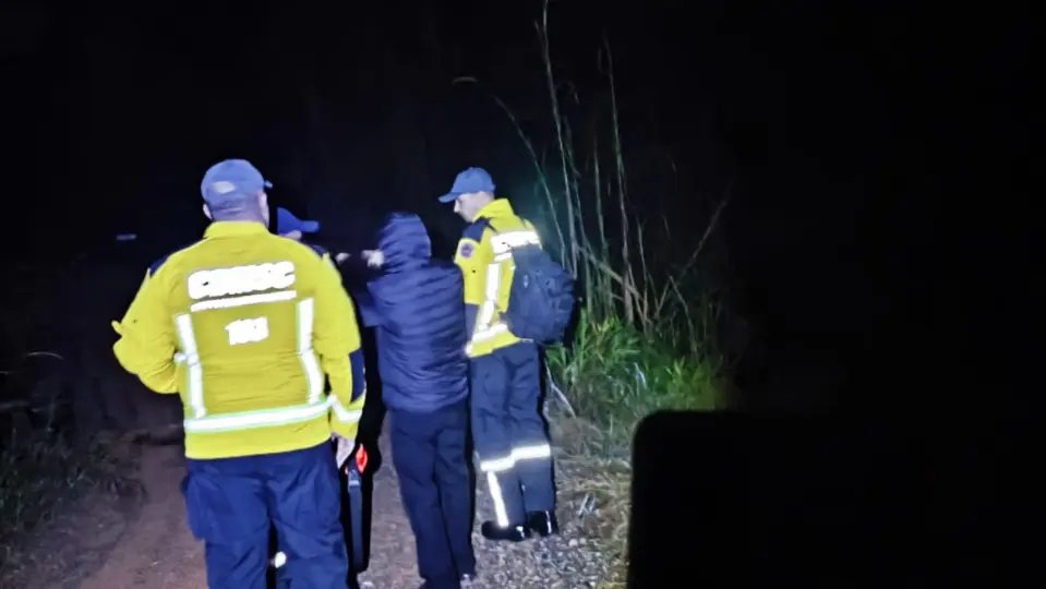 (VÍDEO) Gritos de socorro fazem bombeiros realizar buscas na mata