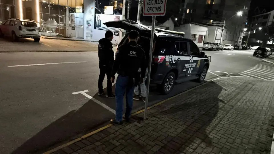 Quatro pessoas são presas por tráfico de drogas no bairro Azambuja