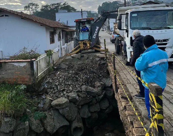 Ponte no bairro Águas Claras começa a ser recuperada