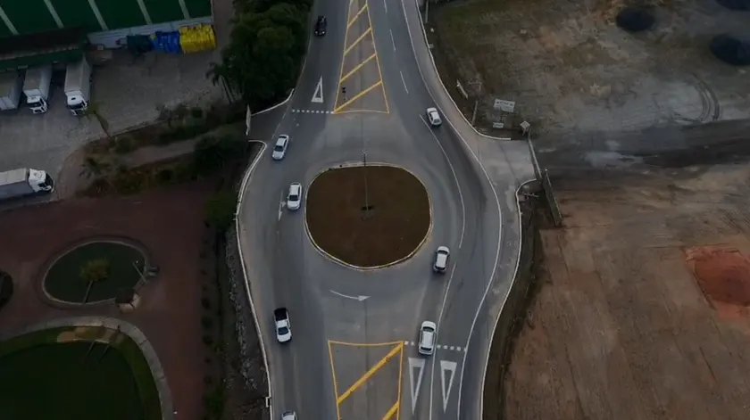 (VÍDEO) Rotatória da Uvel preocupa moradores: “Já presenciei acidentes e quase bati”