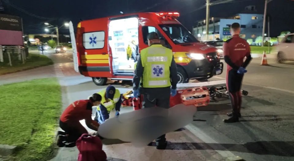 Acidente entre carro e motoelétrica deixa mulher ferida em Gaspar