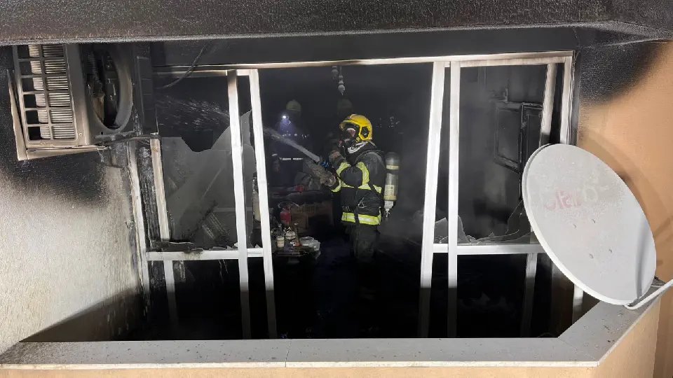 (VÍDEO) Bombeiros controlam incêndio em apartamento no 11º andar
