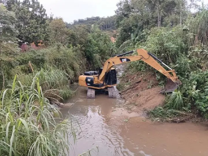 Zantão, Águas Claras e Cedrinho passam por limpeza de valas em seus ribeirões