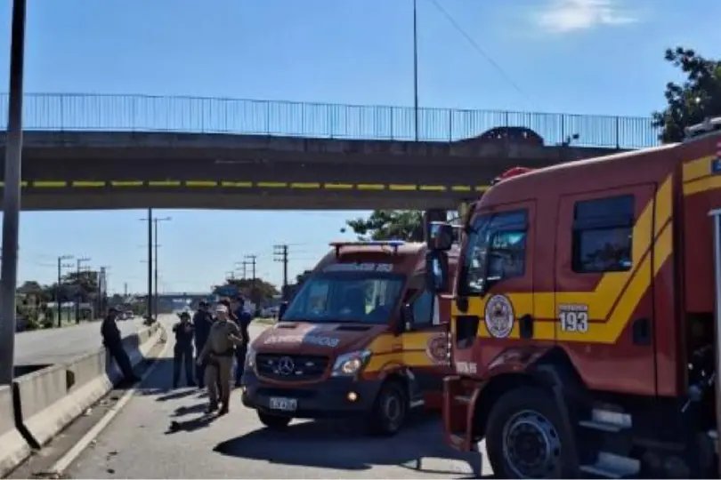 Motociclista morre após ser arremessado de viaduto e atropelado por carro