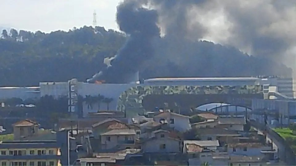 Incêndio gera correria e evacuação em shopping da Capital