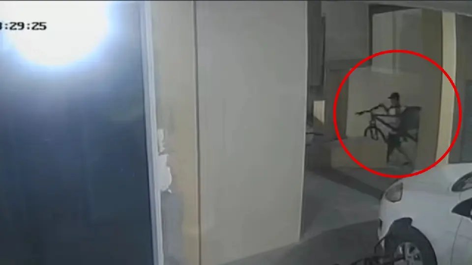 (VÍDEO) Bicicleta é furtada de condomínio no Centro de Brusque