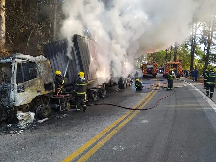 (VÍDEO) Caminhão pega fogo e bloqueia estrada na BR-282