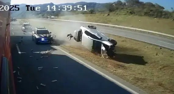 (VÍDEO) Homem tenta fugir da polícia, capota carro e acaba preso em SC