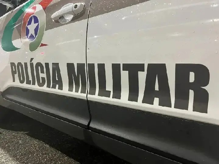 Homem encontra ossos humanos com marcas de execução durante caminhada